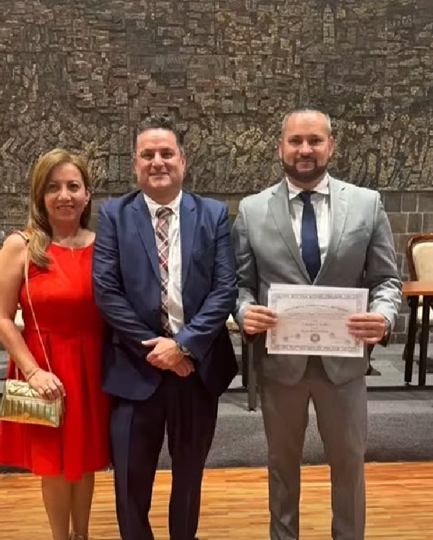 Publicación de TIU Miami: tres asistentes a una ceremonia; uno sostiene un certificado
