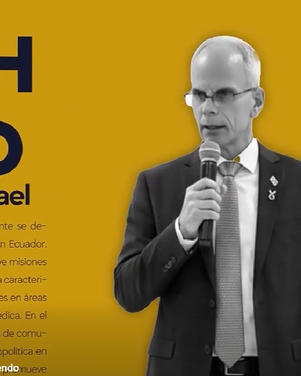 Video de un orador hablando al micrófono sobre fondo amarillo
