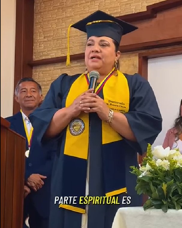 Publicación de TIU Miami: graduada con toga y banda de Doctorado Honoris Causa hablando al micrófono