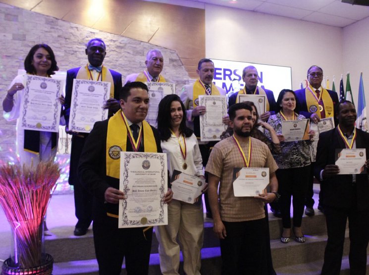 Grupo de graduados con sus diplomas en una ceremonia de investidura