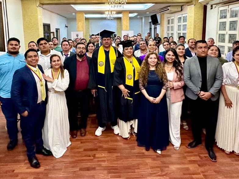 Foto grupal de asistentes y graduados de TIU Miami en un salón con columnas doradas
