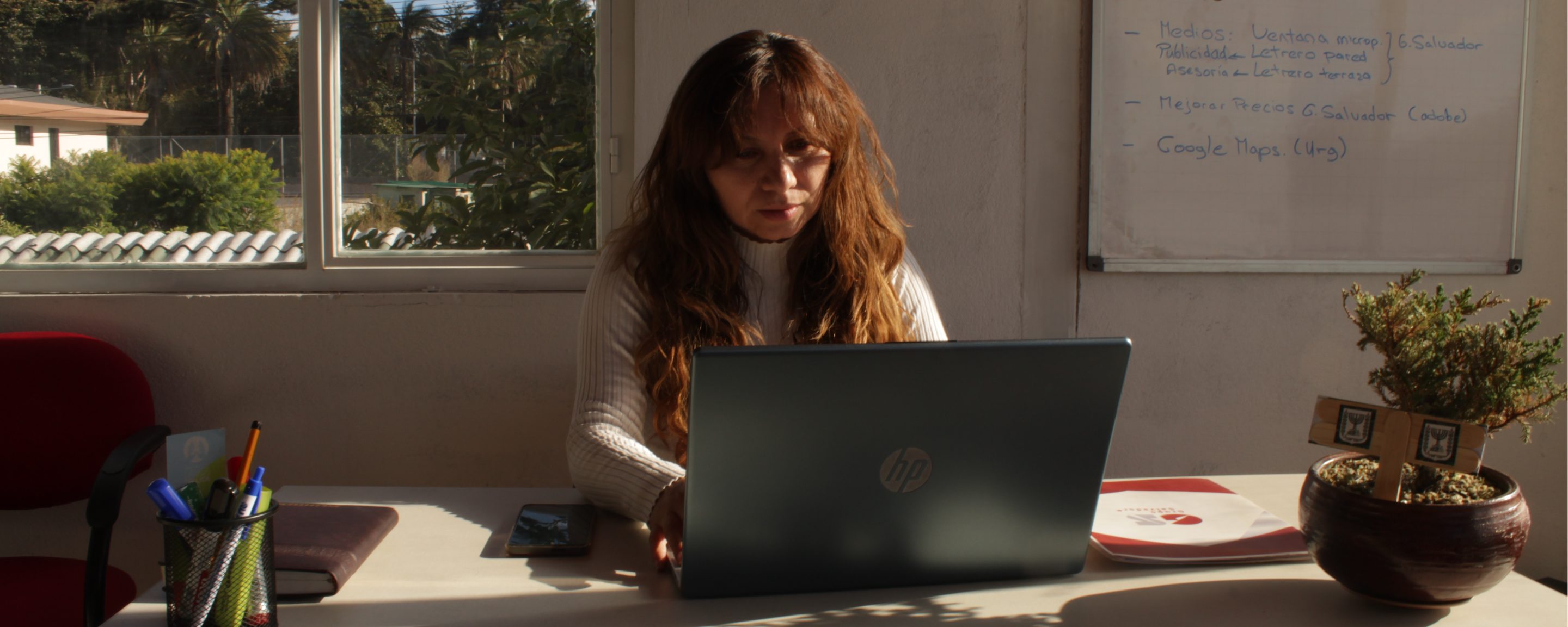 Integrante del equipo de Grupo Salvador trabajando en su laptop
