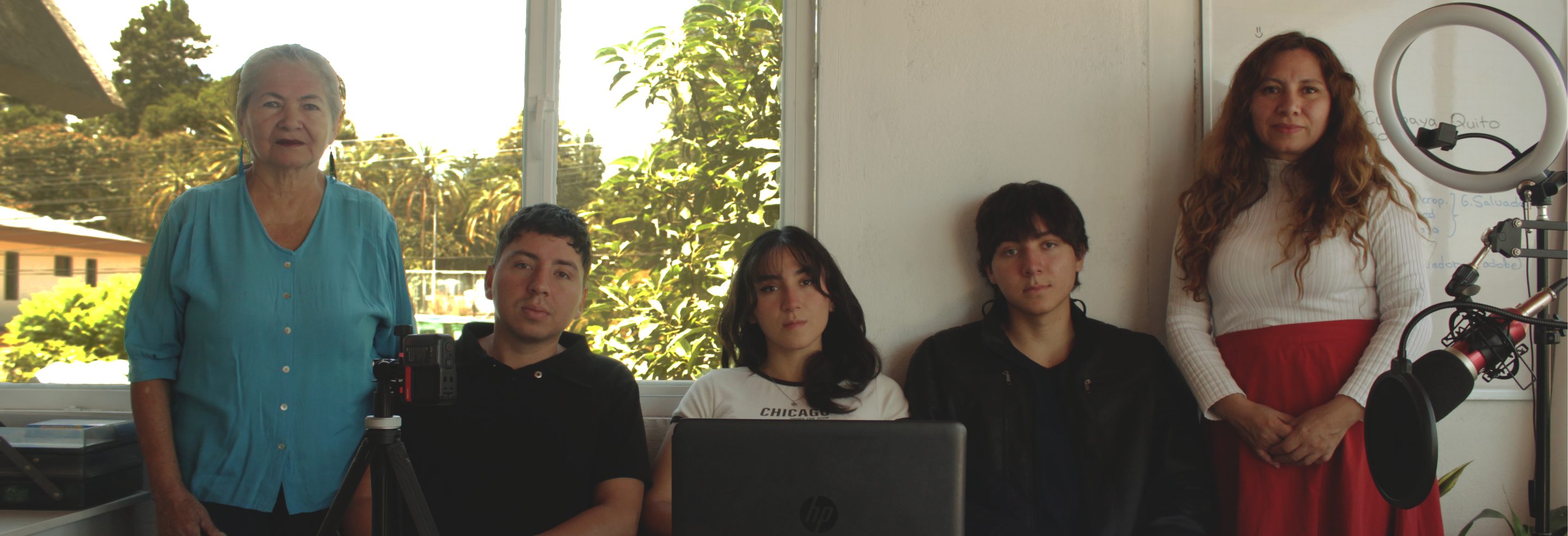 Personas de distintas generaciones reunidas en la oficina de Grupo Salvador