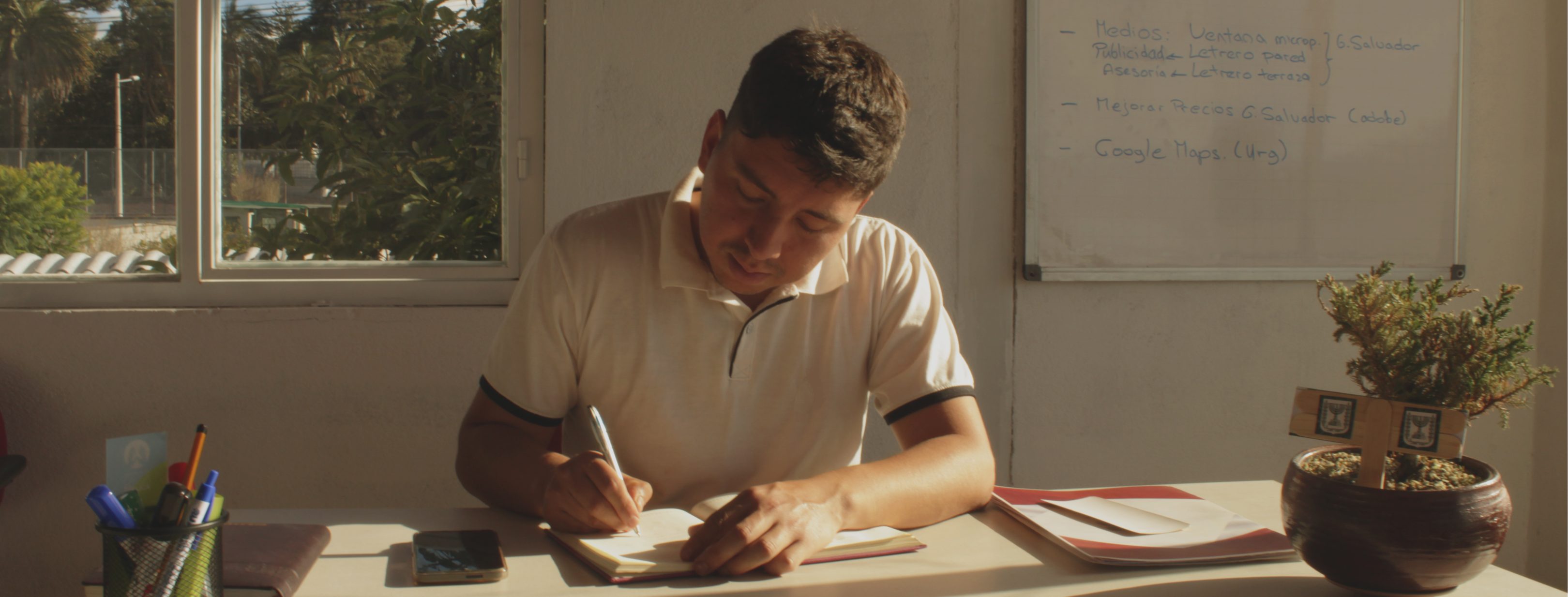 Integrante del equipo de Grupo Salvador trabajando en su escritorio