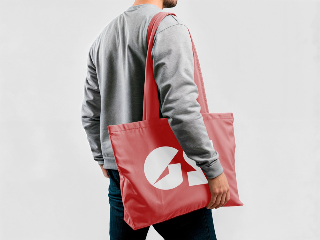 Persona con una bolsa de tela roja con el logotipo de Grupo Salvador