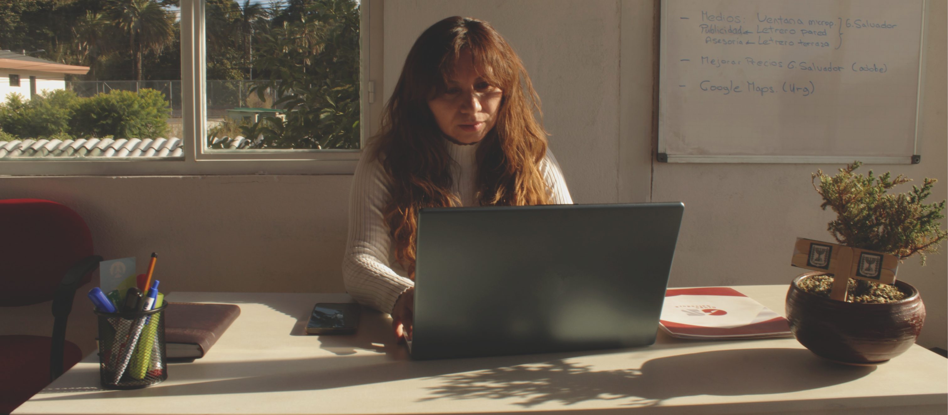 Integrante del equipo de Grupo Salvador trabajando en su laptop