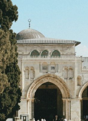 Fachada de piedra con arcos y una cúpula