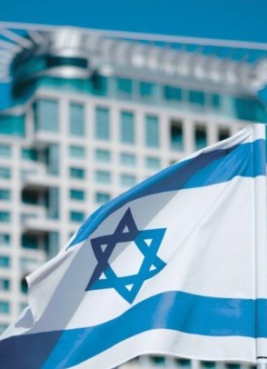 Bandera de Israel frente a un edificio